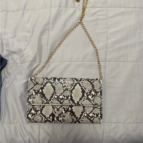 Chic Snakeskin Pattern Clutch with Gold Chain - Picture 3 of 3